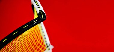Badminton sporunun kırık çerçeve raketi, yumuşak ve seçici odaklanma. Dünyanın dört bir yanındaki badminton sporcuları için.