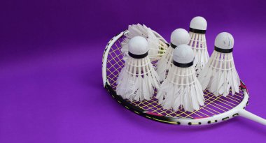 Badminton mekik penisleri ve kapalı badminton kortunun menekşe zemininde kırık çerçeve raketi kullanıldı. Dünyadaki en dayanıklı badminton aşıkları konsepti..