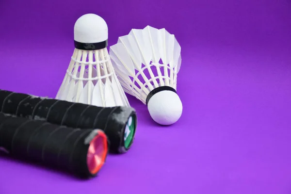 Witte Crème Badminton Shuttledoffers Behandelt Badminton Rackets Paarse Vloer Indoor — Stockfoto