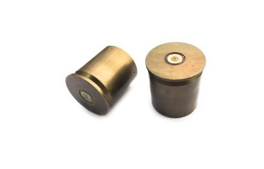 Beyaz arka planda izole edilmiş ve eski mermi kovanları. Yumuşak ve seçici odak.