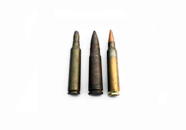 白色背景的孤立的老Ak和M16子弹 软的和有选择的焦点 — 图库照片