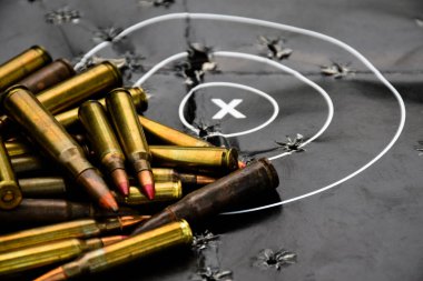 Siyahi hedef vurma üzerine mermi ya da mühimmat yığını, yumuşak ve seçici odaklanma