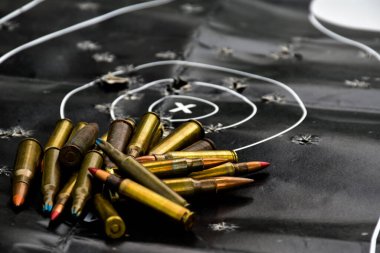 Siyahi hedef vurma üzerine mermi ya da mühimmat yığını, yumuşak ve seçici odaklanma