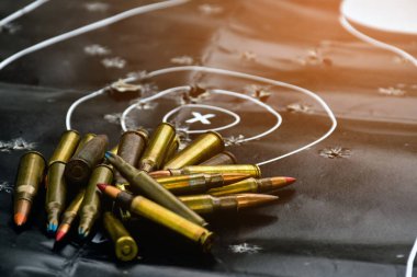 Siyahi hedef vurma üzerine mermi ya da mühimmat yığını, yumuşak ve seçici odaklanma