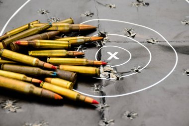 Siyahi hedef vurma üzerine mermi ya da mühimmat yığını, yumuşak ve seçici odaklanma