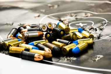 Siyahi hedef vurma üzerine mermi ya da mühimmat yığını, yumuşak ve seçici odaklanma