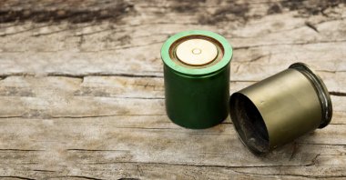 Eski ve kullanılan m203 mermi kovanları ahşap zeminde, yumuşak ve seçici odaklı..