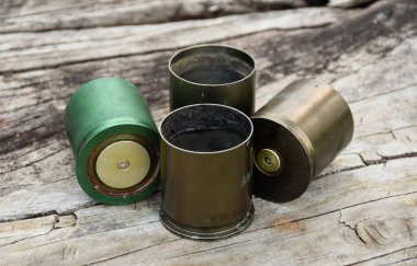 Eski ve kullanılan m203 mermi kovanları ahşap zeminde, yumuşak ve seçici odaklı..