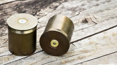 Eski ve kullanılan m203 mermi kovanları ahşap zeminde, yumuşak ve seçici odaklı..