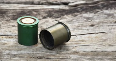 Eski ve kullanılan m203 mermi kovanları ahşap zeminde, yumuşak ve seçici odaklı..