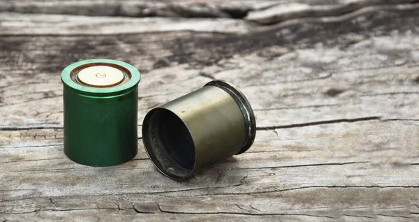Eski ve kullanılan m203 mermi kovanları ahşap zeminde, yumuşak ve seçici odaklı..