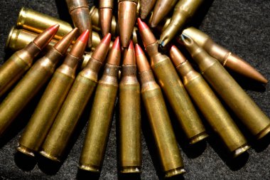 M16 saldırı tüfeği fişekleri koyu arkaplanda.