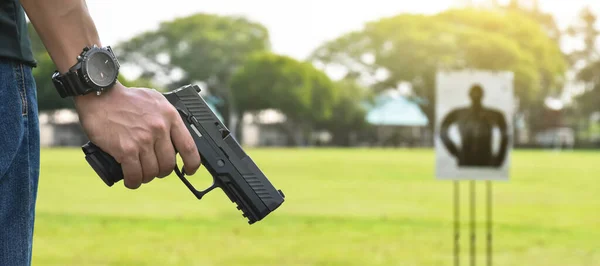 Automatic Black 9Mm Pistol Gun Holding Right Hand Shooter Ready — Stock Photo, Image
