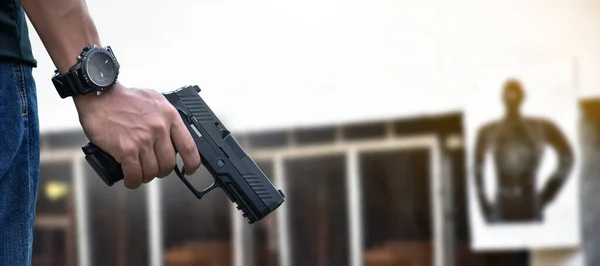 Automatic Black 9Mm Pistol Gun Holding Right Hand Shooter Ready — Stock Photo, Image