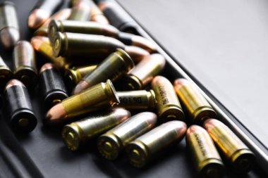 9mm 'lik tabanca mermileri taplet klavyesi ve ekranında, yumuşak ve seçici odak, veritabanını aramak ve depolamak için akıllı aygıtlar kullanarak kurşun türleri öğrenmek için konsept.