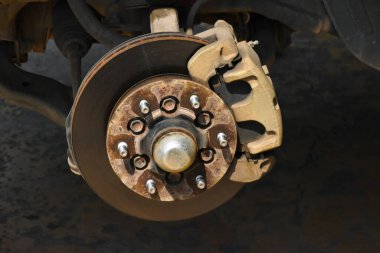 Garajdaki paslı kamyonun arka tekerlek merkezinin yakın görüntüsü, yumuşak ve seçici odaklanma.