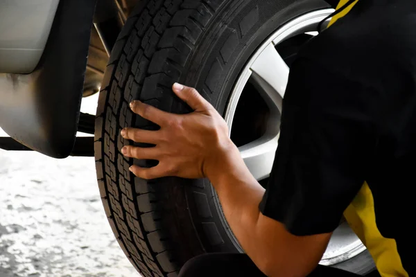 Car Attendant Turning Car Wheel Back Car Hub Tire Leak — Zdjęcie stockowe