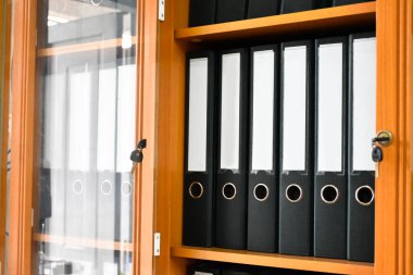 Ofiste çok sayıda klasör bulunan, belge klasörlerine yumuşak ve seçici odaklı bir ofis dosyası.