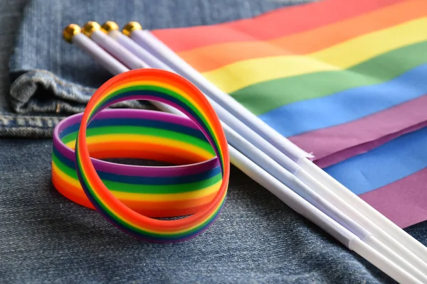 世界中のLgbtq コミュニティのお祝いイベントに出席するために身に着けている虹のリストバンド Lgbtq シンボルのためのコンセプト 虹のフラグで ソフトと選択的フォーカス — ストック写真