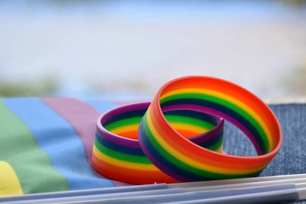 世界中のLgbtq コミュニティのお祝いイベントに出席するために身に着けている虹のリストバンド Lgbtq シンボルのためのコンセプト 虹のフラグで ソフトと選択的フォーカス — ストック写真