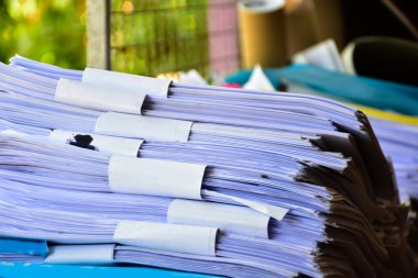 Kullanılmış beyaz kağıt, ileride kullanım için satılmak ya da geri dönüşümlü kağıda dönüştürülmek üzere bulkonun önündeki yığınların içinde bir araya getirilir. Yumuşak ve seçici odaklanma, küresel ısınma kavramı.