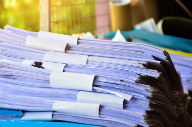 Kullanılmış beyaz kağıt, ileride kullanım için satılmak ya da geri dönüşümlü kağıda dönüştürülmek üzere bulkonun önündeki yığınların içinde bir araya getirilir. Yumuşak ve seçici odaklanma, küresel ısınma kavramı.