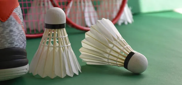 Badminton Sportuitrusting Groene Vloer Van Badmintonbaan Shuttledoffers Rackets Schoenen Selectieve — Stockfoto