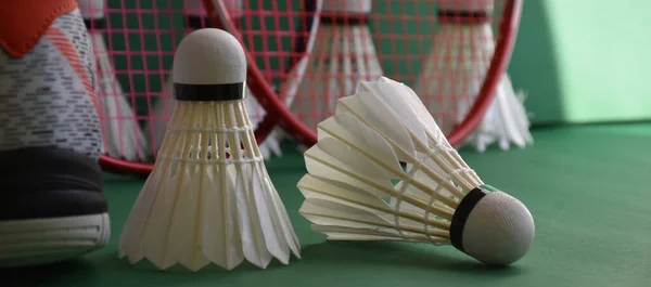 Badminton Sportuitrusting Groene Vloer Van Badmintonbaan Shuttledoffers Rackets Schoenen Selectieve — Stockfoto