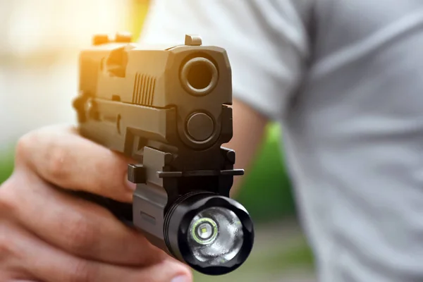 Пістолетний Пістолет Який Встановив Факел Поруч Тримаючи Руках Стрілок Розмитий — стокове фото