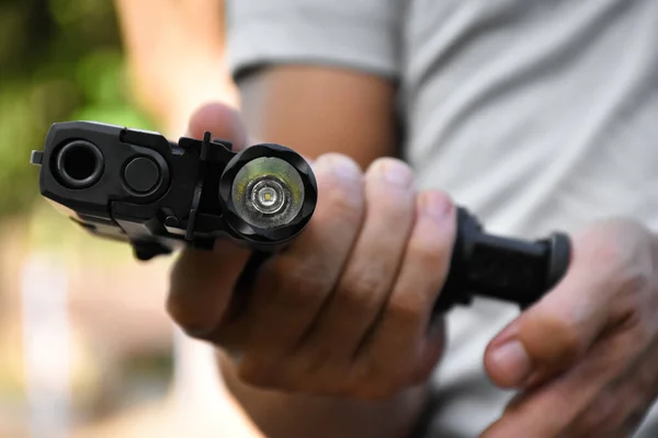 9Mm Pistol Pistol Som Har Installerat Ficklampa Bredvid Hålla Händerna — Stockfoto