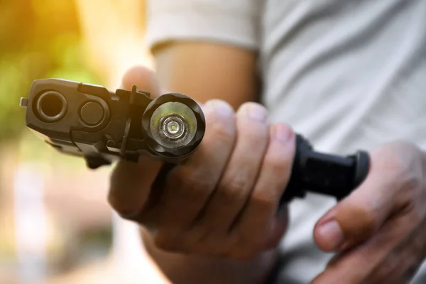 Pistola Pistola Que Instalado Antorcha Lado Sostener Las Manos Del —  Fotos de Stock