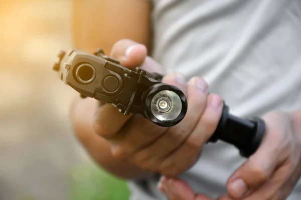 9Mm Pistol Pistol Som Har Installerat Ficklampa Bredvid Hålla Händerna — Stockfoto