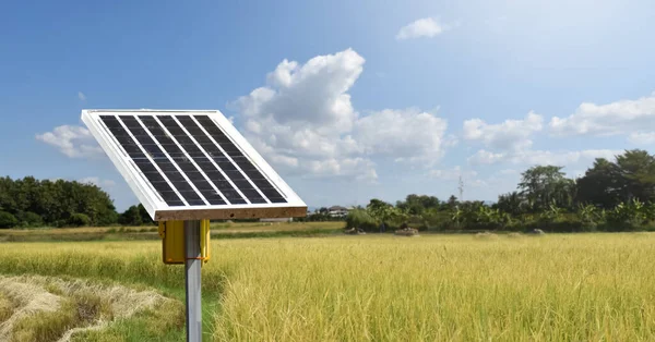 Mini Fotovoltaik Panel Bulanık Peyzaj Arka Planı Depolamak Için Yeni — Stok fotoğraf