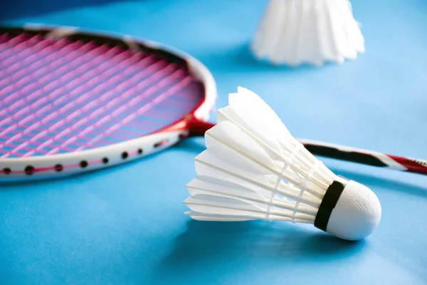 Badminton Witte Crème Shuttlecock Blauwe Vloer Van Indoor Badminton Rechtbank — Stockfoto