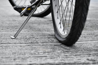 Kaldırıma park etmiş klasik bisikletin patlak arka lastiği. Yumuşak ve seçici odaklı..