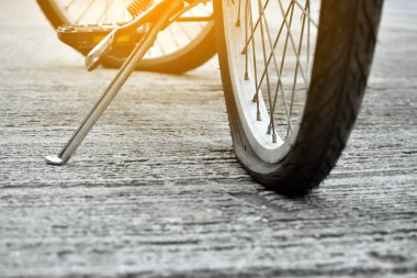 Kaldırıma park etmiş klasik bisikletin patlak arka lastiği. Yumuşak ve seçici odaklı..