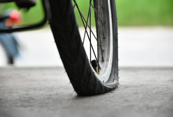 停放在路面上的老式自行车的闭合扁平后胎 软硬而有选择的焦点 — 图库照片