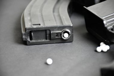 Havalı tabanca ya da havalı tüfek teçhizatı, mermiler, silah gövdesi ve koyu deri zemin üzerinde dürbün, yumuşak ve seçici odaklanma. spor ve eğlence aktivitesi konsepti.