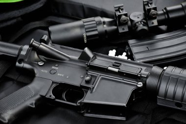 Havalı tabanca ya da havalı tüfek teçhizatı, mermiler, silah gövdesi ve koyu deri zemin üzerinde dürbün, yumuşak ve seçici odaklanma. spor ve eğlence aktivitesi konsepti.