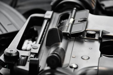 Havalı tabanca ya da havalı tüfek teçhizatı, mermiler, silah gövdesi ve koyu deri zemin üzerinde dürbün, yumuşak ve seçici odaklanma. spor ve eğlence aktivitesi konsepti.