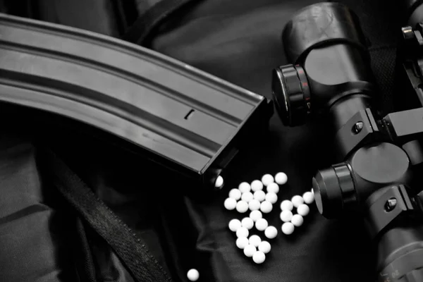 气枪或Bb枪装备 双目深色皮革底座 软和有选择的焦点 射击运动及康乐活动概念 — 图库照片