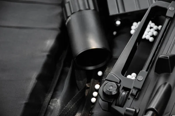 气枪或Bb枪装备 双目深色皮革底座 软和有选择的焦点 射击运动及康乐活动概念 — 图库照片