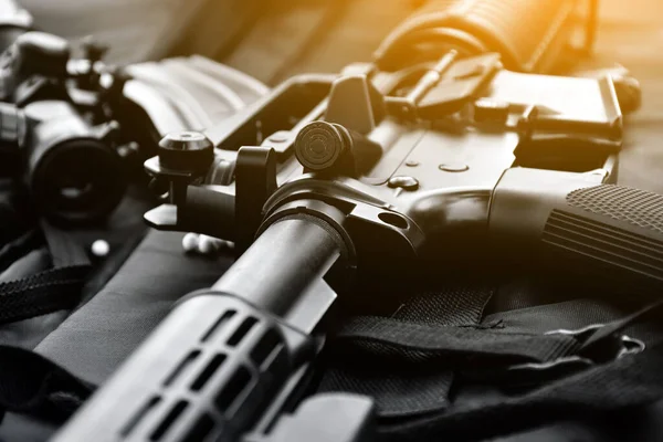 Equipos Pistola Airsoft Balas Cuerpo Pistola Binoculares Sobre Fondo Piso —  Fotos de Stock