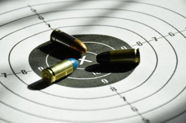 9mm 'lik tabanca mermileri hedef kağıt üzerinde, yumuşak ve seçici odaklı..