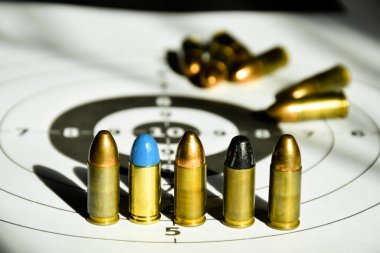 9mm 'lik tabanca mermileri hedef kağıt üzerinde, yumuşak ve seçici odaklı..