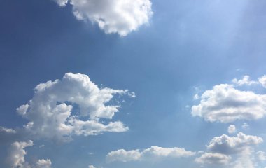 Bulutlu ve hüzünlü arka plan, öğleden sonra atmosferi ve güneşli gün konsepti.