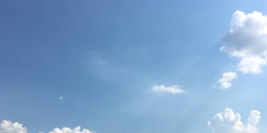 Bulutlu ve hüzünlü arka plan, öğleden sonra atmosferi ve güneşli gün konsepti.