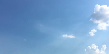 Bulutlu ve hüzünlü arka plan, öğleden sonra atmosferi ve güneşli gün konsepti.