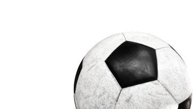 Antrenman ve kesme yolları için izole edilmiş eski ve kirli deri futbol topu..