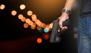 9 mm 'lik otomatik tabanca tetikçinin sağ elinde, güvenlik konsepti, soygun, gangster, dünya çapında koruma. seçici odak tabanca.